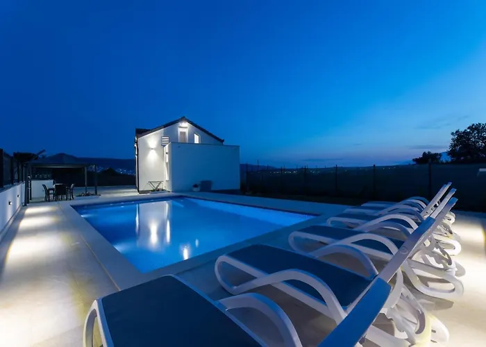 Ana Βίλα Τρογκίρ