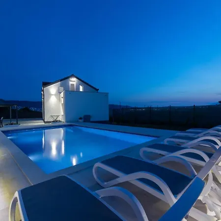 Ana 别墅 特罗吉尔