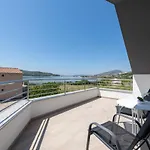 ヴィラ Ana トロギール